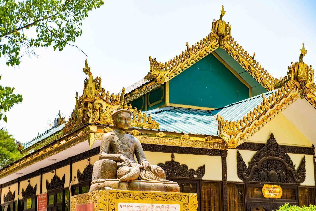缅甸藏了世界上伟大的书之一，建筑数不胜数，只有白与金的佛塔