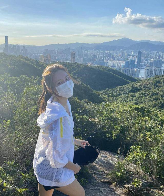 tvb花旦素颜爬山,下半身消失被网友赞仙气十足,新剧备受期待_张曦雯