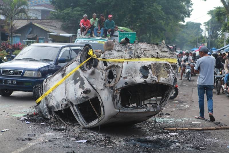 印尼球迷冲突事发地10名警察被解除职务！另有18人被调查
