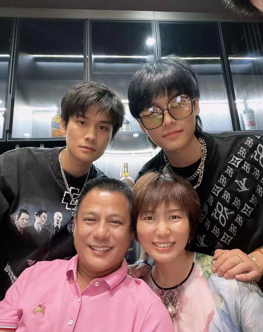 小杨哥看起来很好笑,这对双胞胎真是极品_直播_视频_生活