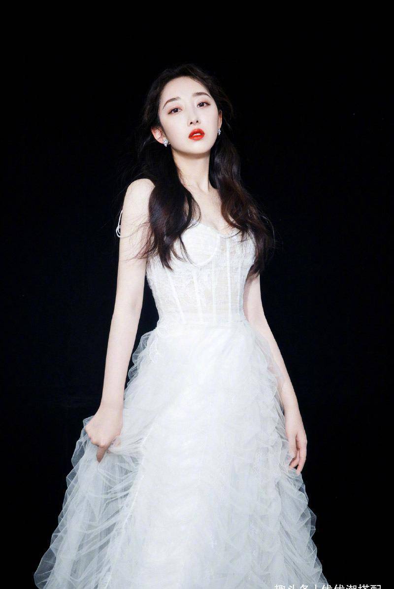 蒋梦婕穿白色网纱裙,仙气飘飘显女神范,伪素颜半扎马尾超减龄_造型