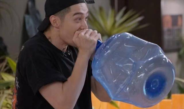 金翰倒立喝牛奶,周柏豪吹水桶?_哥哥_表演_绝活