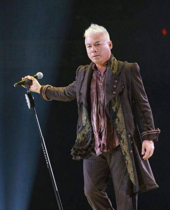 他是乐坛的大佬,事业有成娶得美娇妻,如今57岁的他