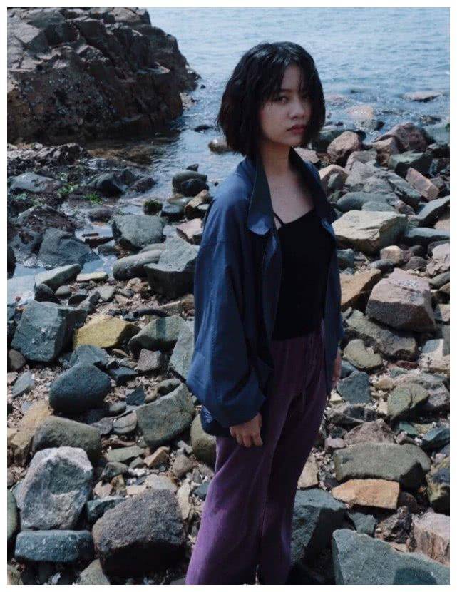 看她新签00后小花素颜:成德善本人_姐姐_风格_穿着