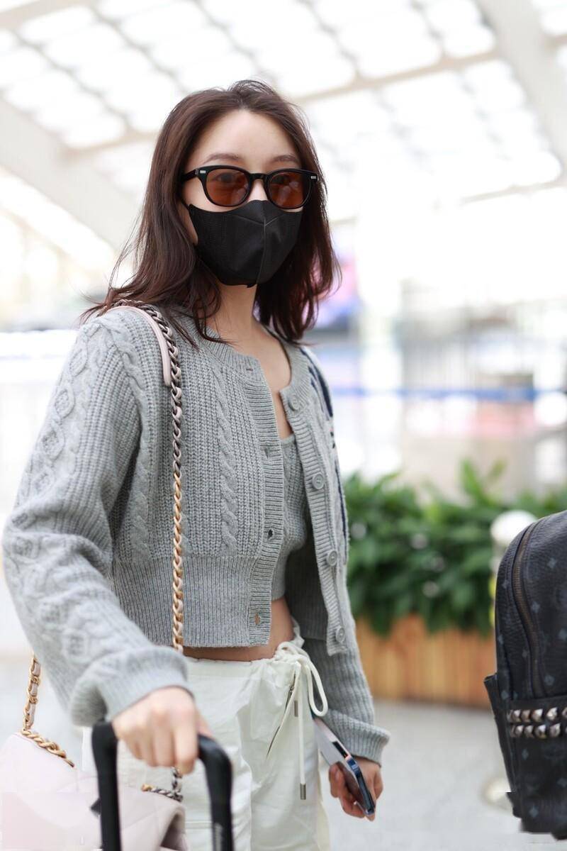 姜贞羽落地机场 灰色针织外套搭配白色休闲裤少女感十足_北京_灰色