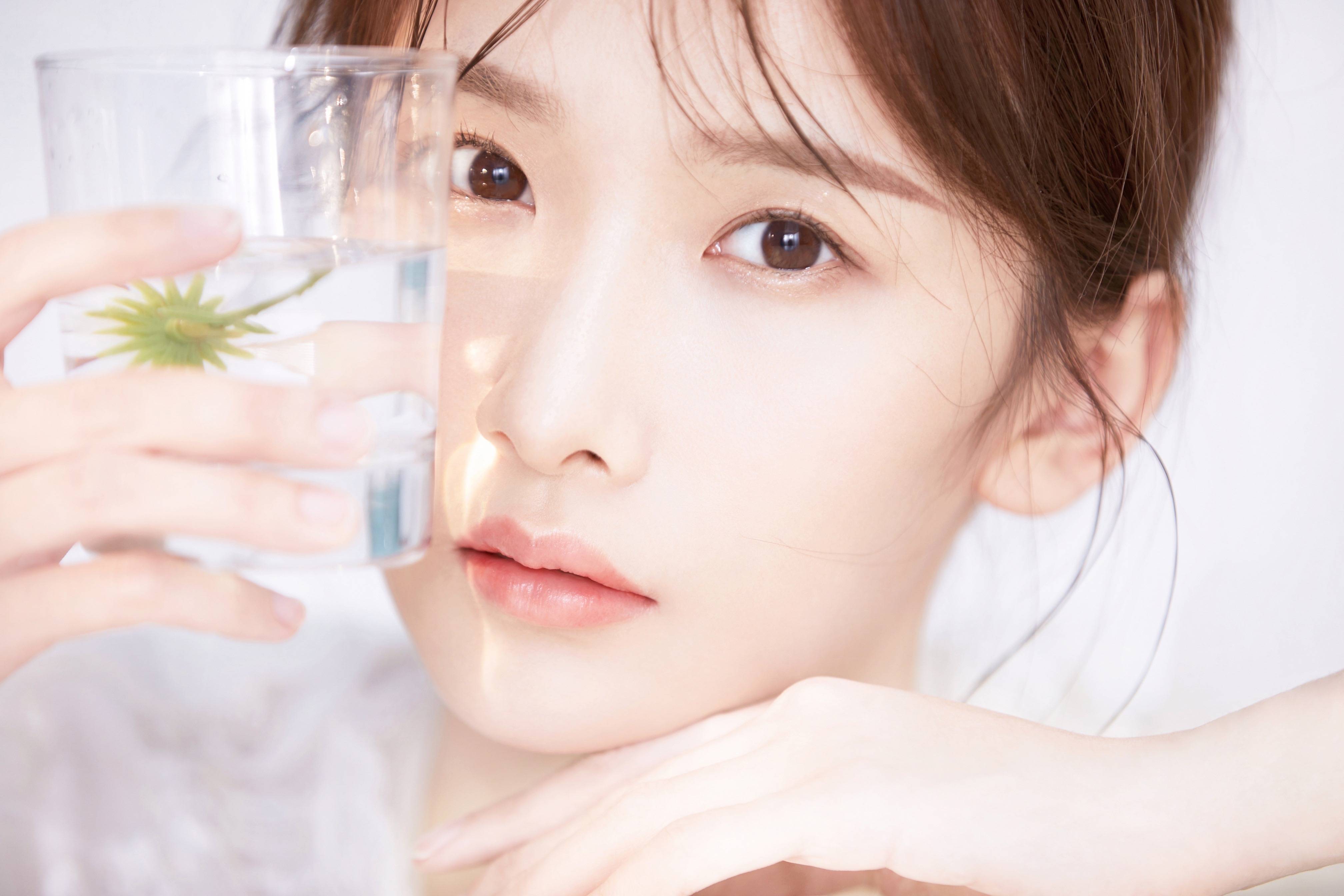 新生代演员宋昭艺写真曝光 纯欲不失甜美_互动_举手投足_镜头