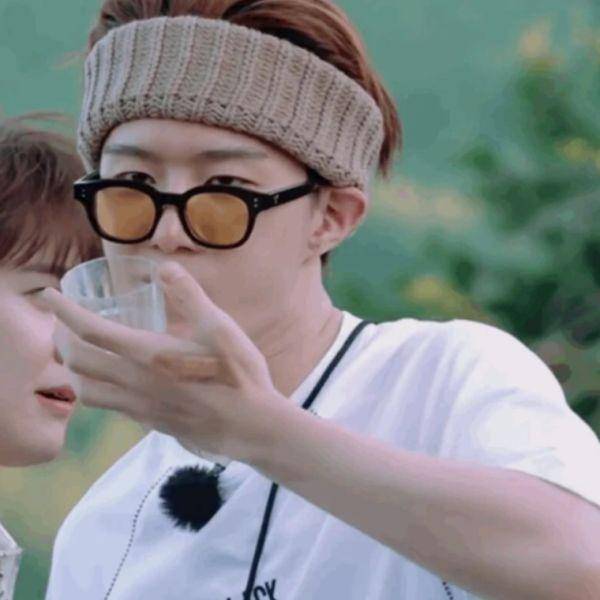 偶像爱豆出身却成了谐星,范丞丞自黑是"搞笑艺人",蔡徐坤上综艺放飞