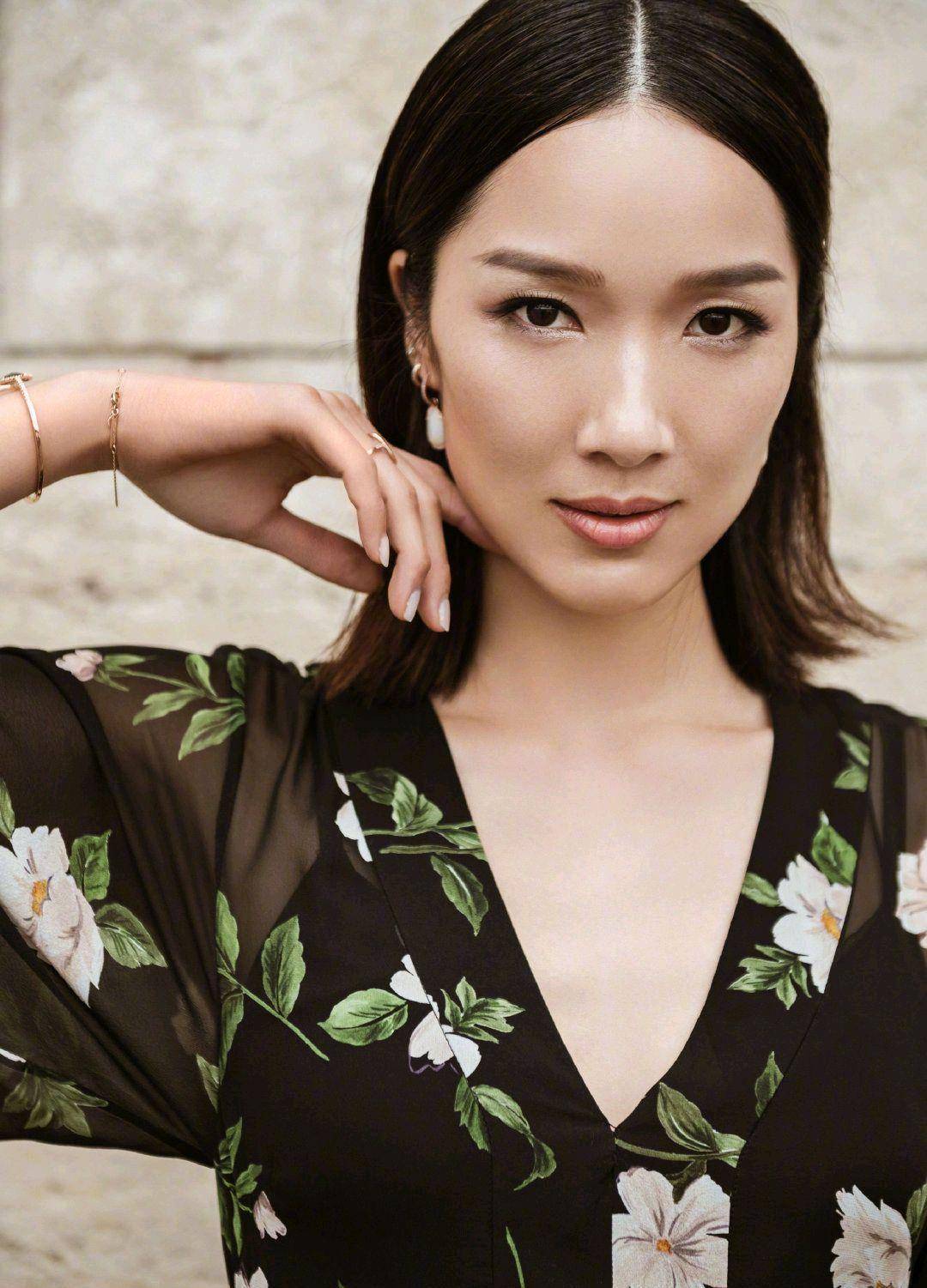李亚男当妈后身材依然很纤细穿大面积印花连衣裙气场不输超模