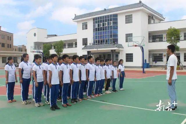 惠来这所学校的学生,实现了"校服梦"._企业_刘斌锋_爱心