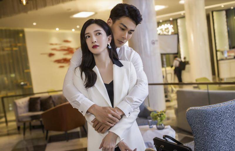 在新剧《女士的法则》饰演江疏影的律师前男友,戴向宇戏里被她扇巴掌