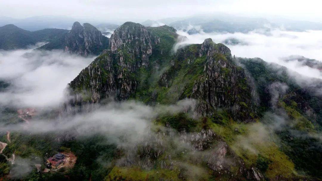 位於平陽縣南雁鎮五十丈村,原名石狗山,因山間不少地方懸崖峭壁聳立