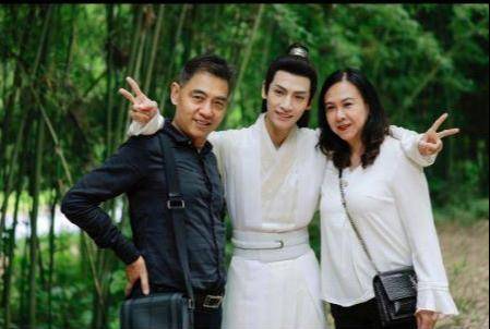 从一家三口的照片中可以看出,罗云熙和爸爸妈妈的关系非常好.