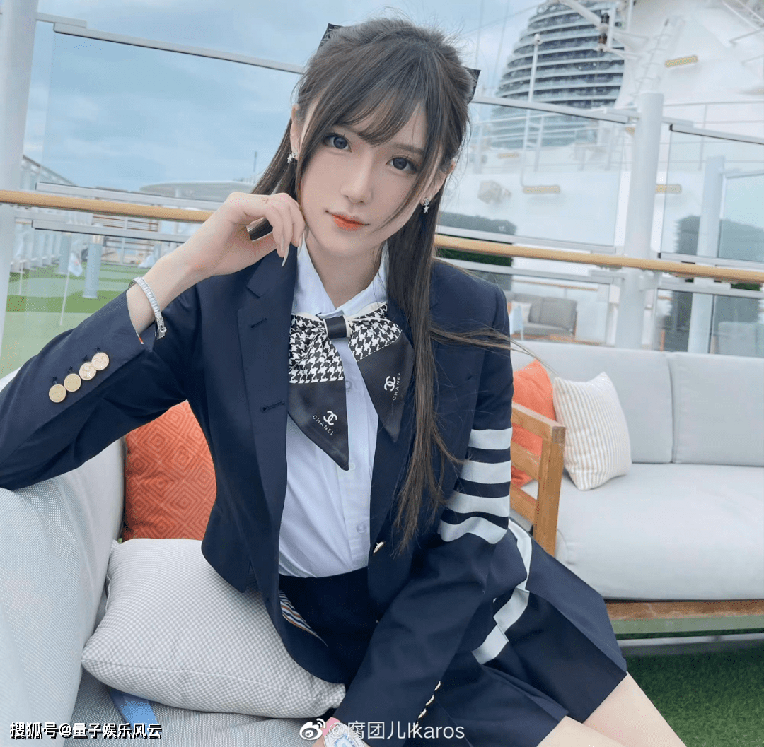 腐团儿还在微博上更新了一些照片,看上去少女感满满