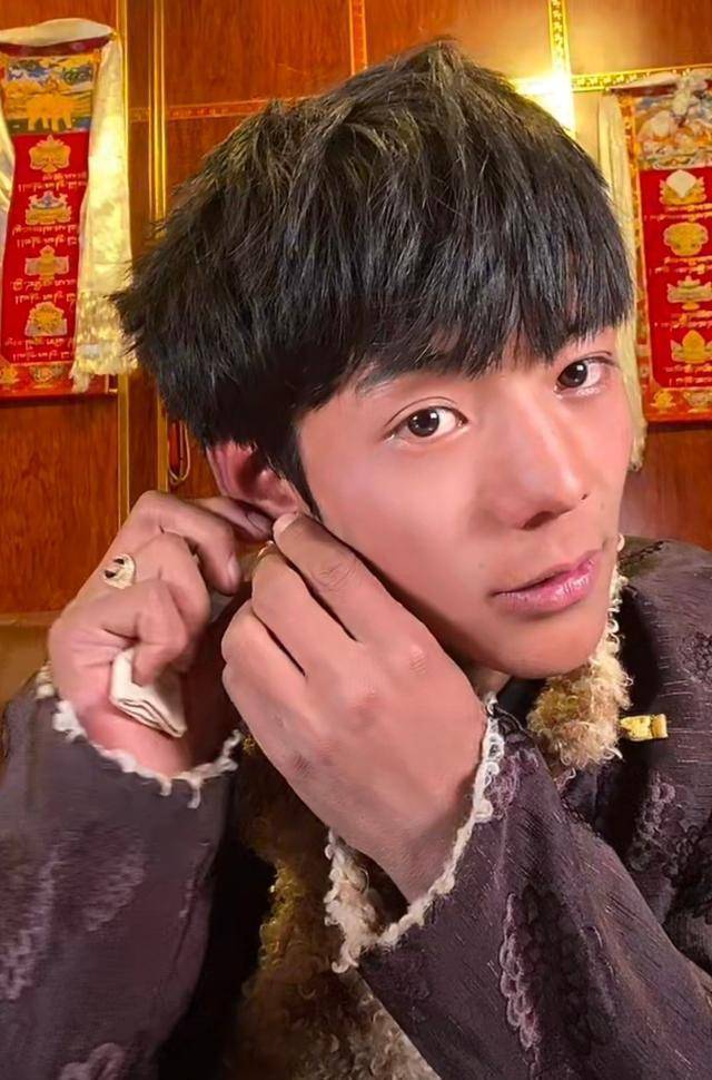 丁真帅气旧照流出,对镜头竖中指遭误解_时候_意思_事情