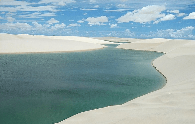 全球最“独一无二”的沙漠，周围遍地是湖泊，随时可以游泳
