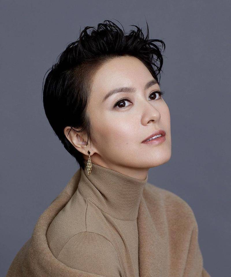 梁咏琪曝15岁清纯黑长发美照·遭女儿嫌"这不是你的风格"_短发_sofia