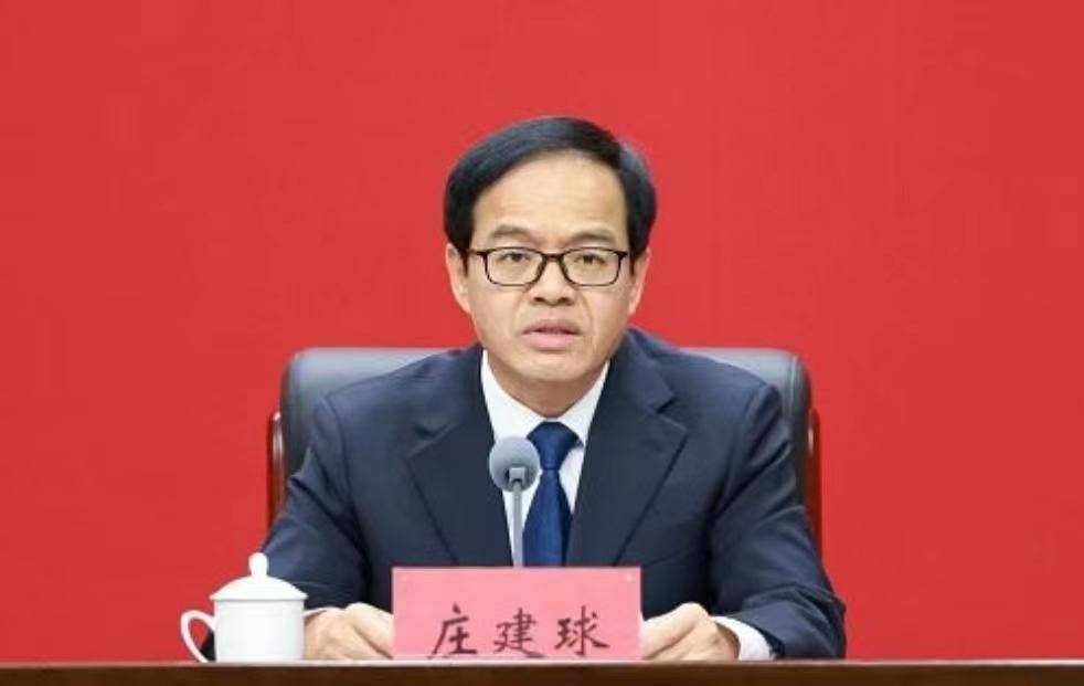 济源示范区管委会主任,市长庄建球回答了记者的相关提问.