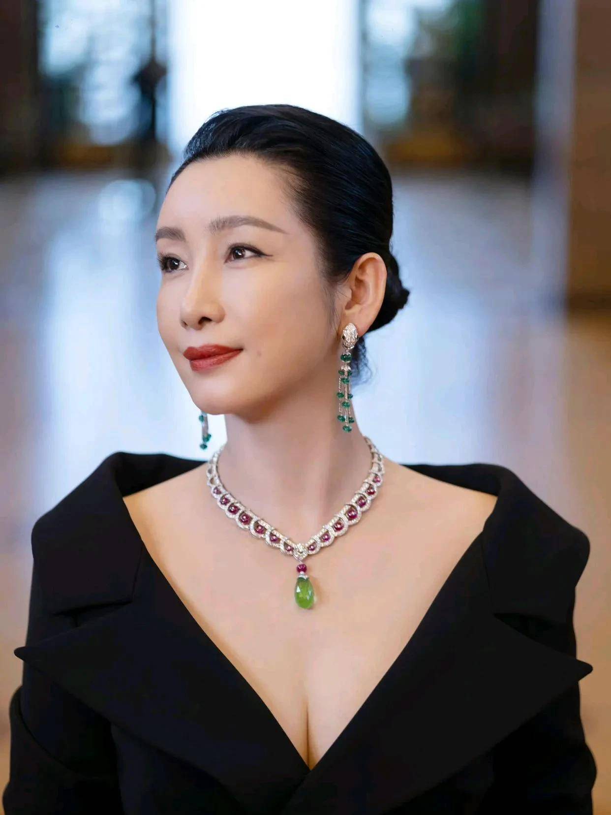 另一方面,对于女演员来说,四十岁仍然是事业发展的黄金时期.