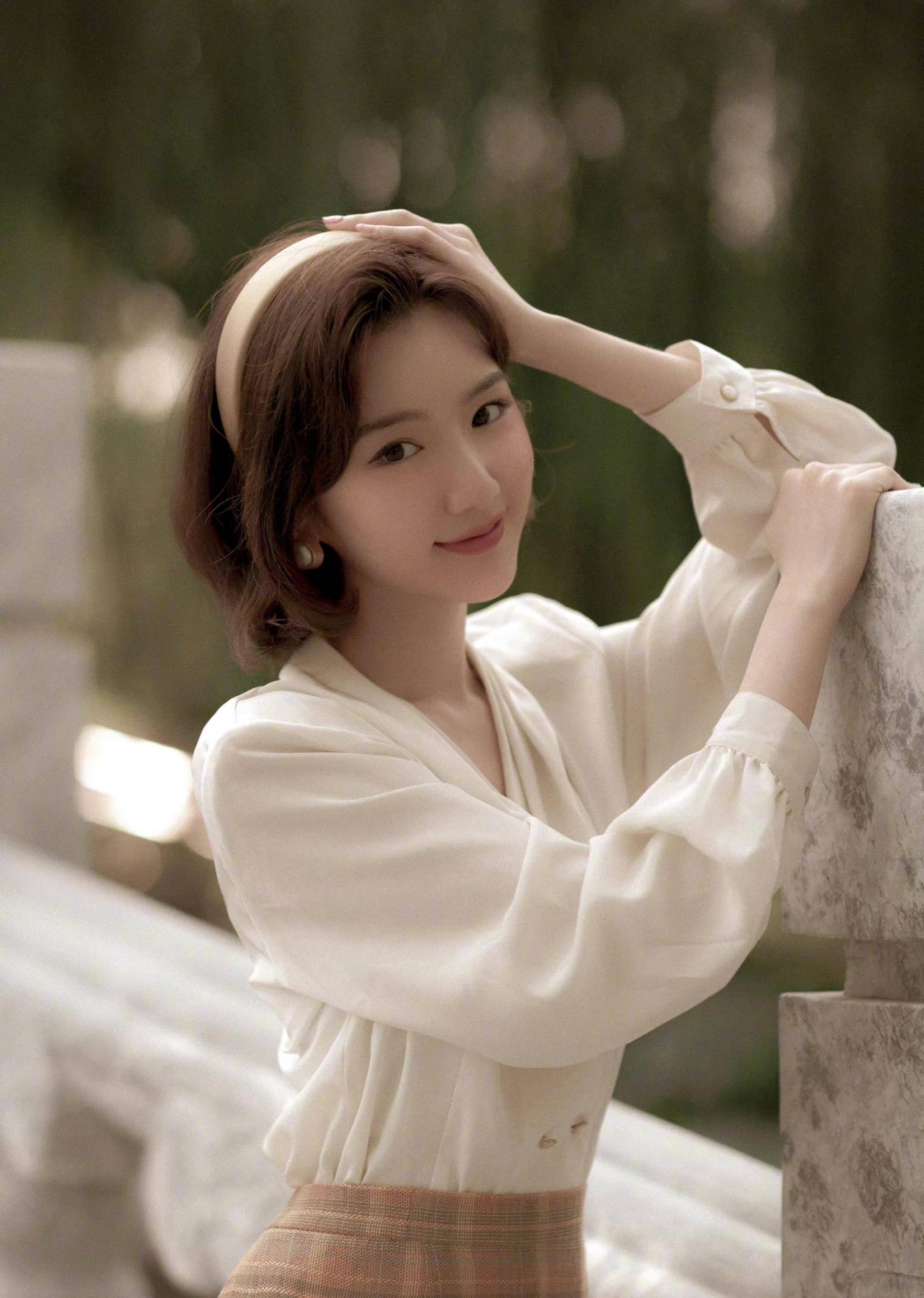 毛晓彤烫卷发配红西装,晒复古大片获赞_网友_大红色_剧中