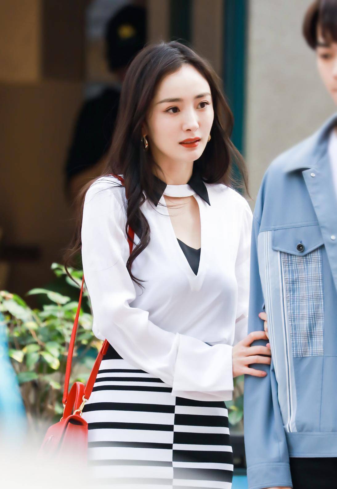 杨幂穿衣够大胆!