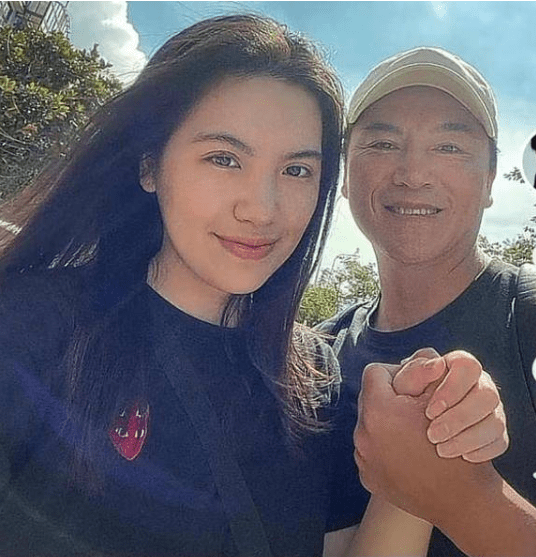 别看淳于珊珊独自一人现身小店,但他的家庭却非常幸福,与妻子吴楚君