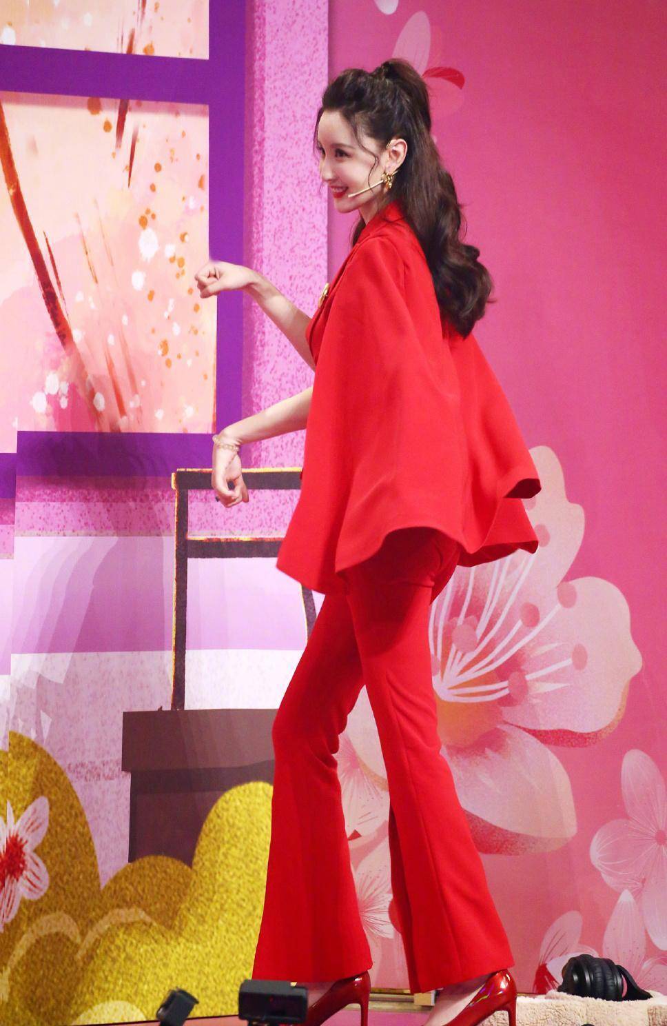 张萌一袭红衣造型太飒了,高马尾配红高跟时尚吸睛,御姐气场满分_红色
