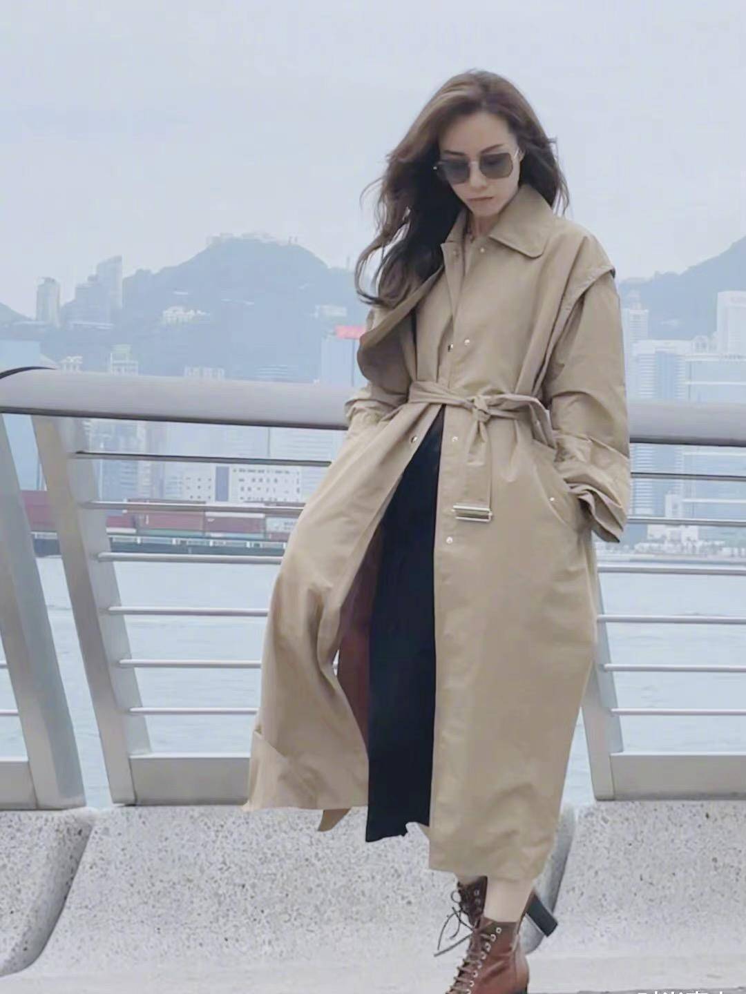 香港女星邓丽欣穿风衣好飒,棕色高跟鞋气质满满,秀港风穿搭