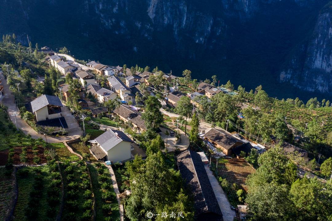 重庆深山有个世外桃源，村民住在“井底”，一条悬崖天路感动世人