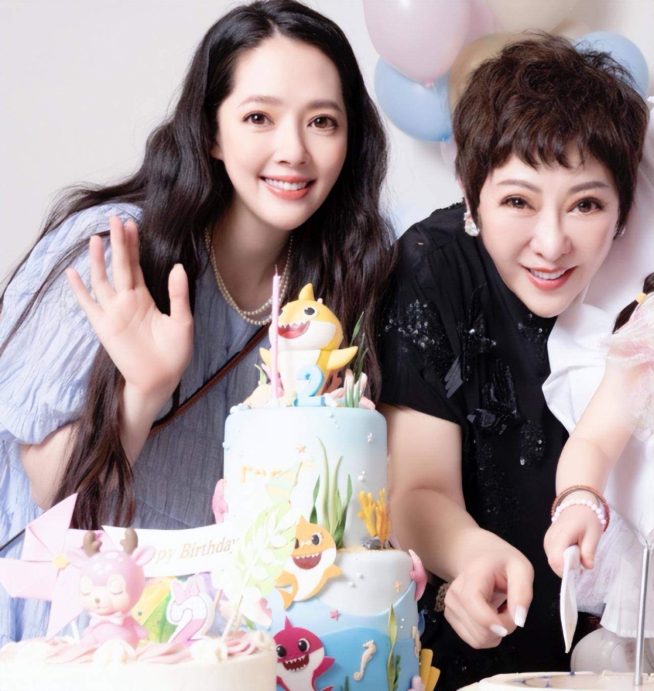 向太陪郭碧婷为小奶皇庆生,一起切蛋糕好温馨,小王子大名首曝光_向佐