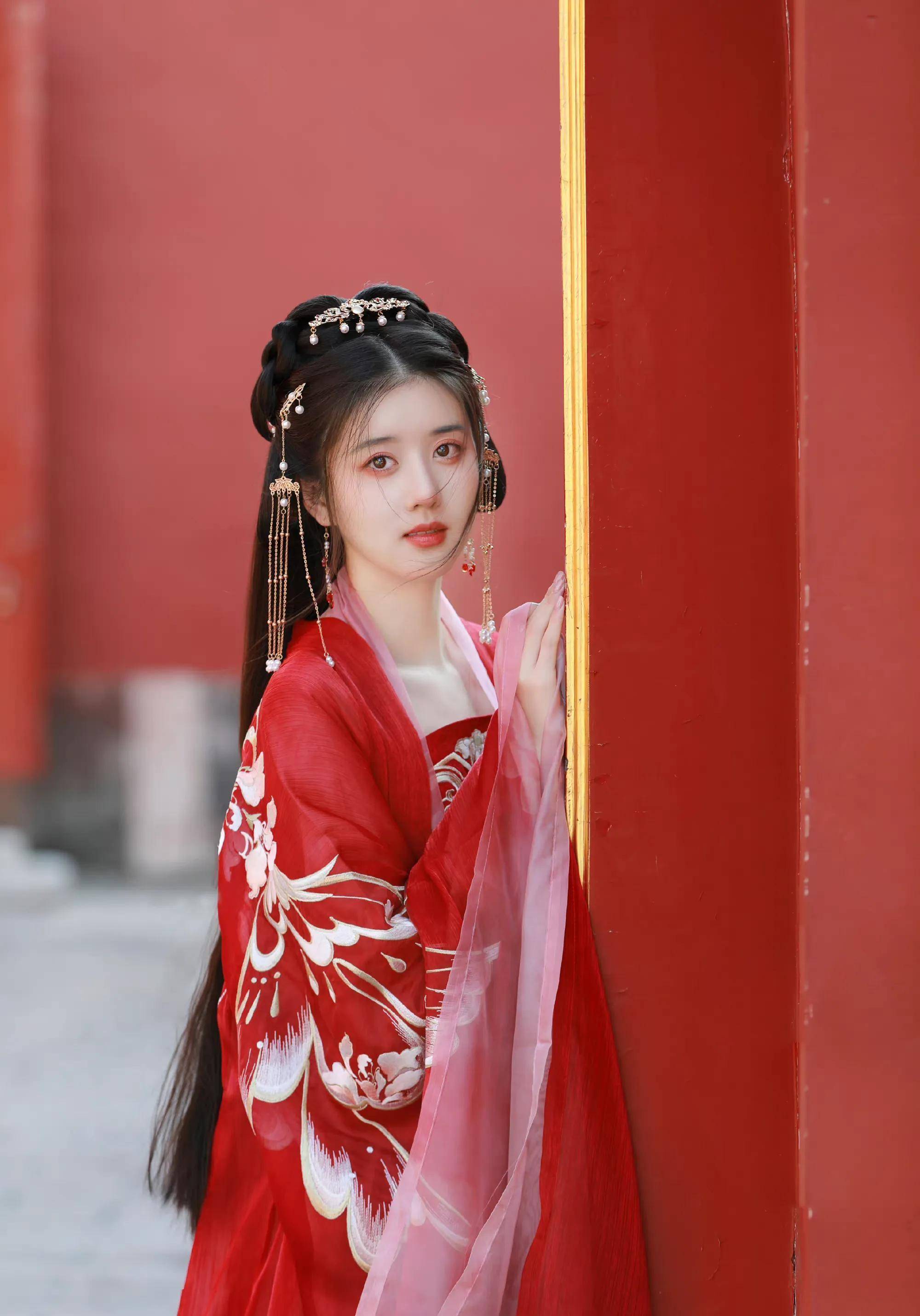 李凯馨古装红衣写真好看,但有些角度太赵露思_很漂亮_照片_衣服