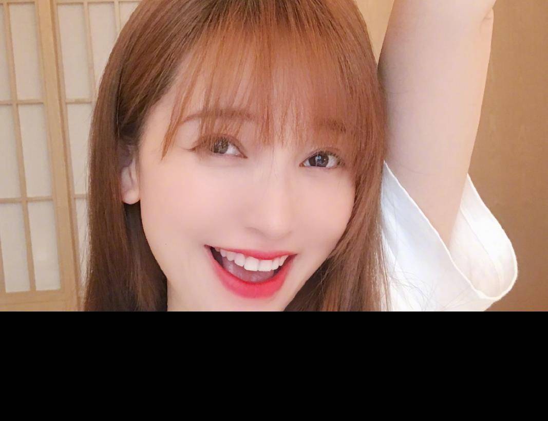 37岁金莎和23岁沈月同框,嬉笑鬼脸照太吸睛,确定两人相差14岁?