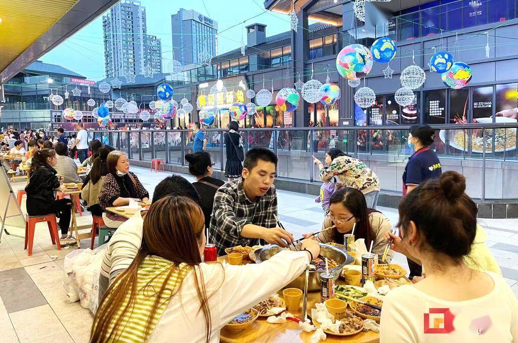 国庆节假期 自贡市场运行平稳有序 市民消费表现活跃_夜间_餐饮_旅游