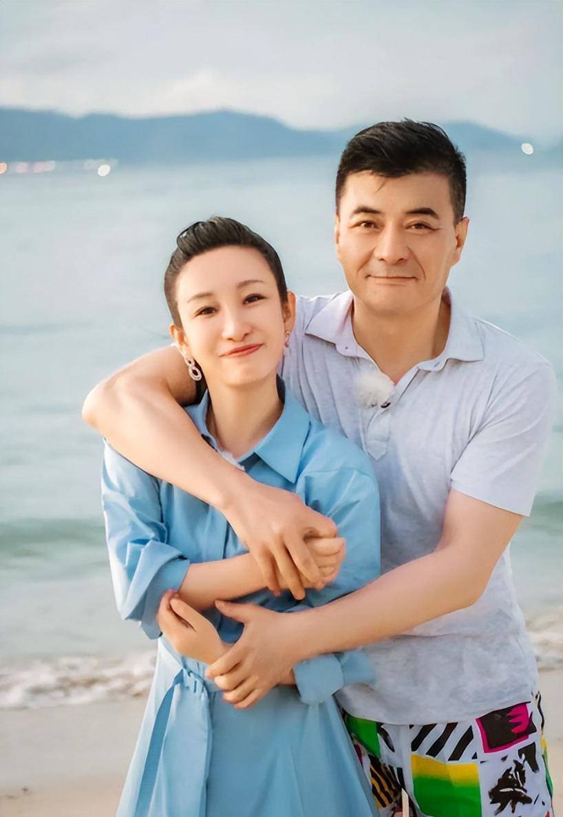 两年后,王新军和秦海璐结婚了.