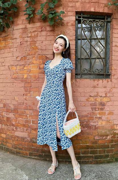 27岁钟楚曦穿碎花连衣裙,搭配白色凉鞋后,却意外很好看_裙子_身材