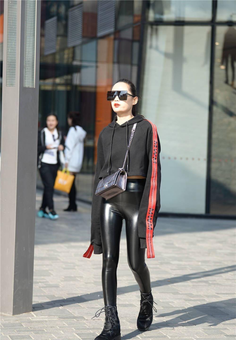 黑色紧身皮裤,搭配黑色马丁靴,衬托身材效果好_风格_美女_服装