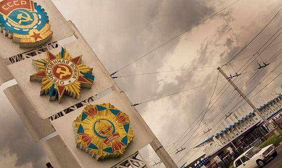 此地现在还在使用苏联国旗,自称苏联继承者,被3个国家派兵占领