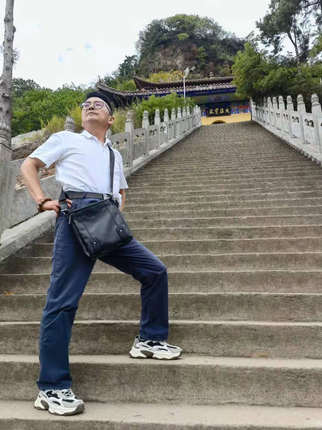 王秉刚冰山书法走近360行：走近西九华佛教胜地，应邀题字：佛