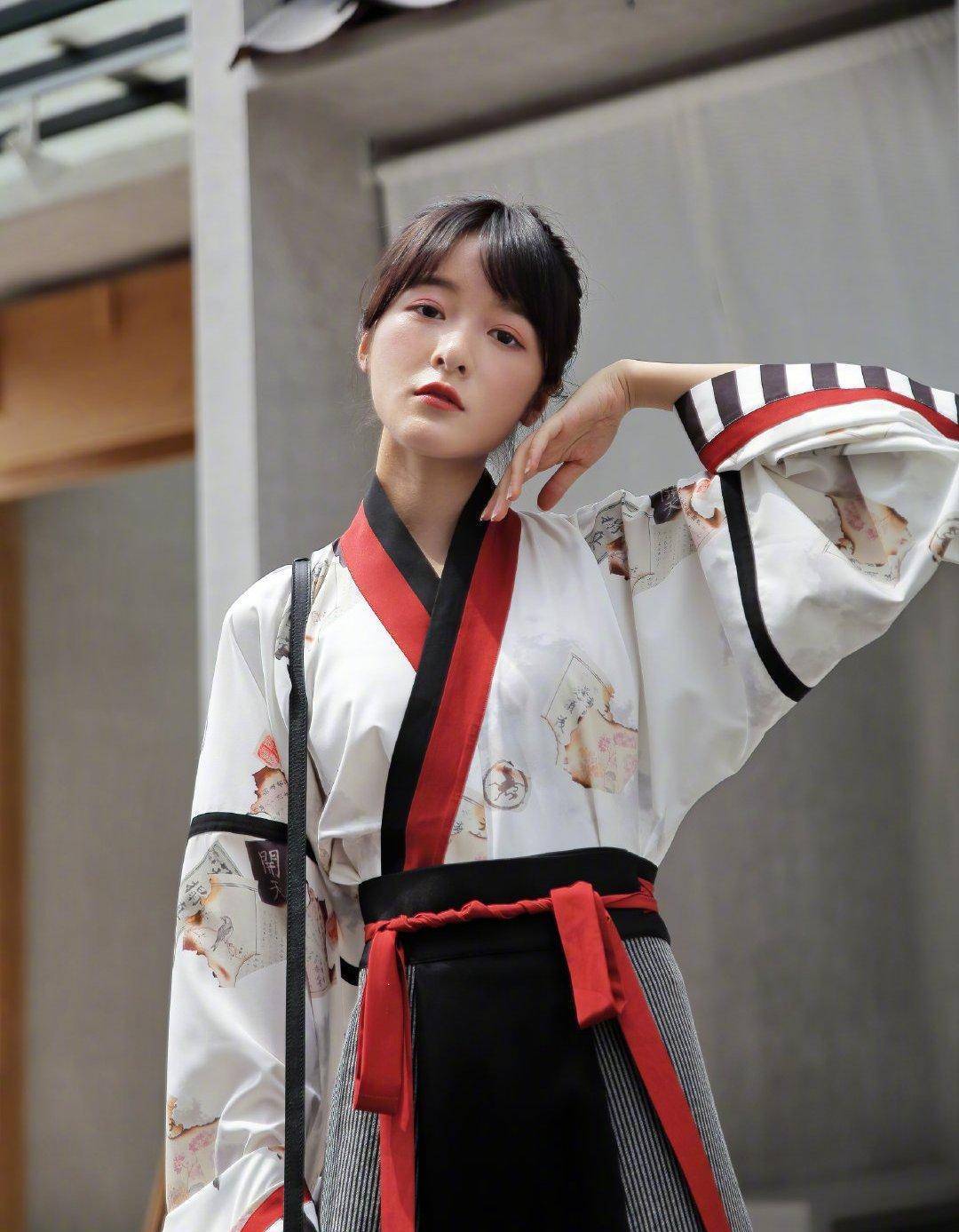 徐娇气质真好,敢用"皮包"配汉服,时尚又好看,很日常_因为_感觉_服装