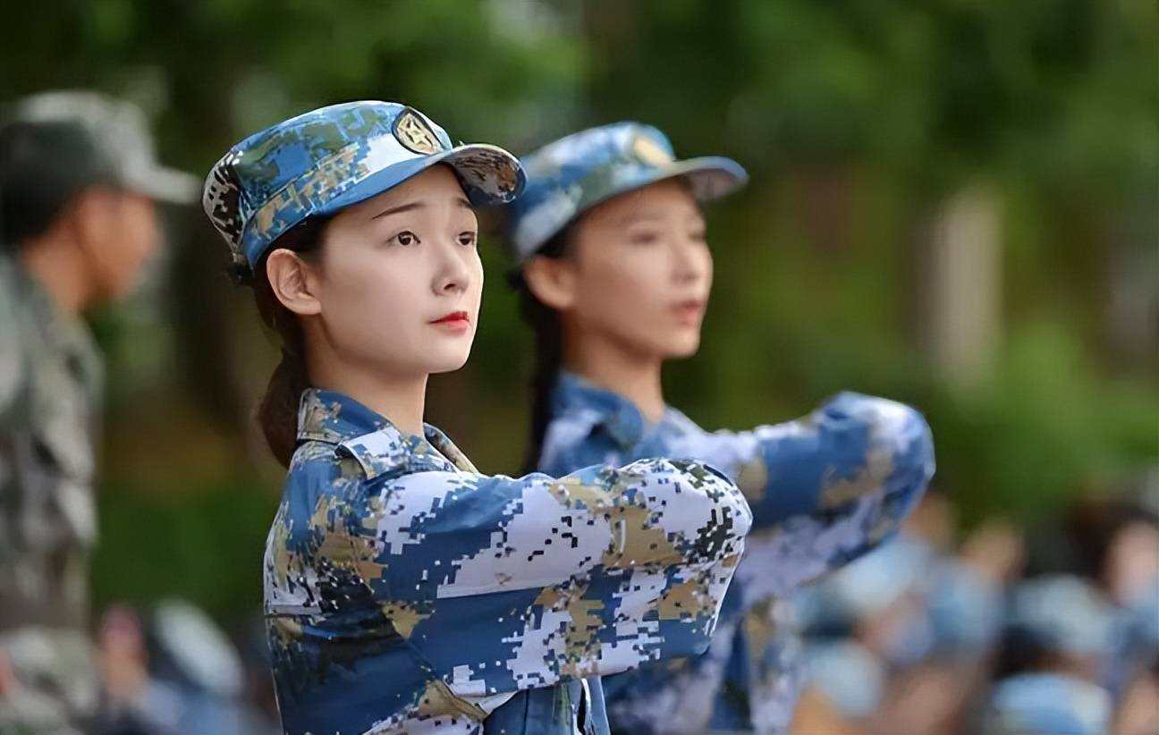 这让人怎么穿?大学生军训服"薄如蝉翼",男生女生穿都无比尴尬_训练_时