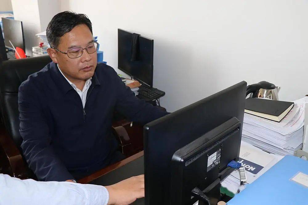 9月26日上午,市林草局党组书记,局长逯景隆深入林草局森林资源管理处