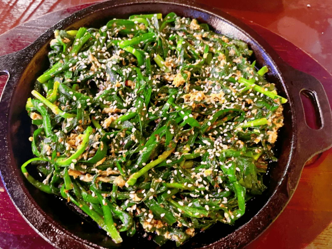 铁板韭菜分量很足口感稍软些但更具焦香咀嚼的间隙,一口小酒下肚觥筹