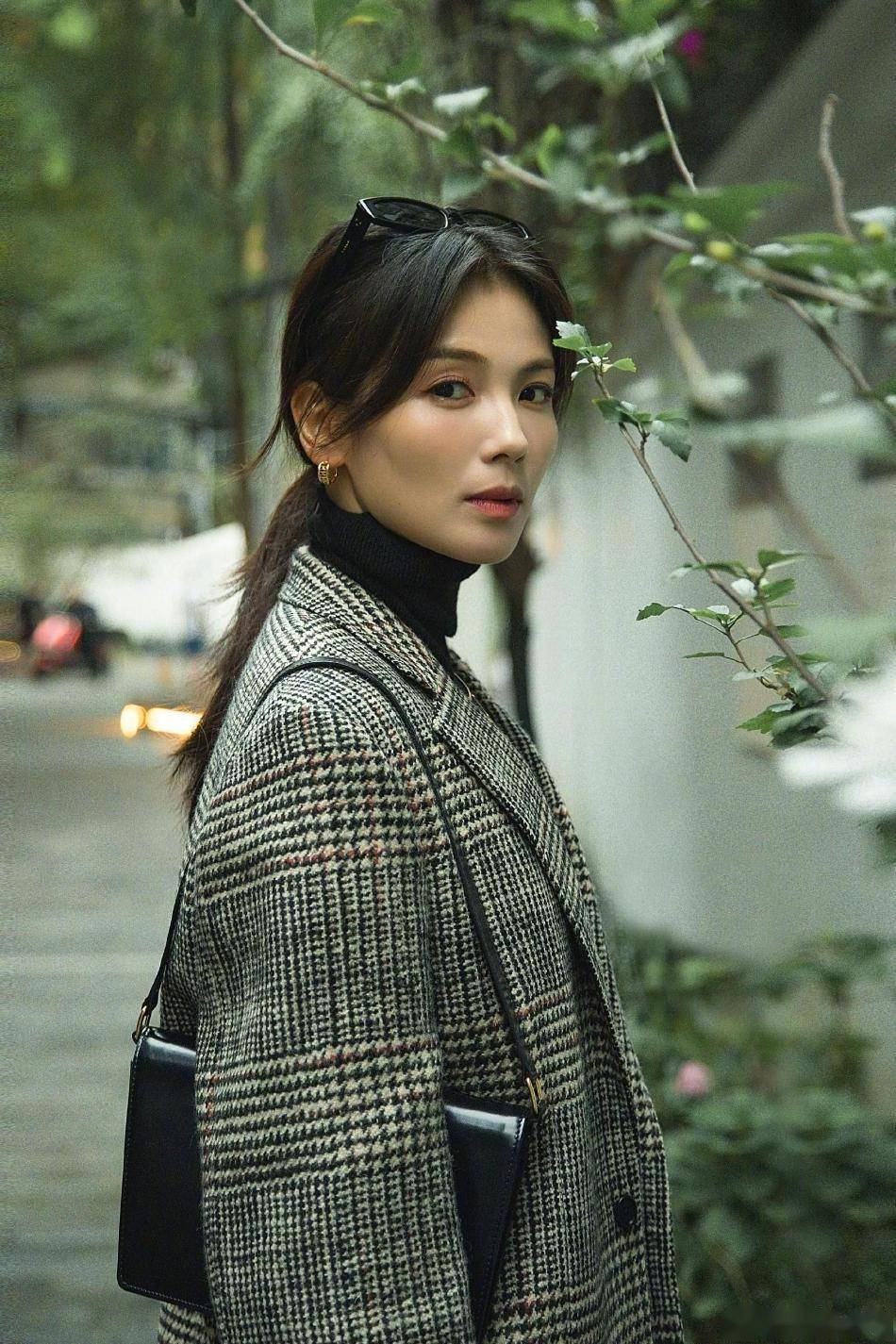 照片中,刘涛时而穿着一件灰色的西装,时而穿着一件黑色的大衣,或者