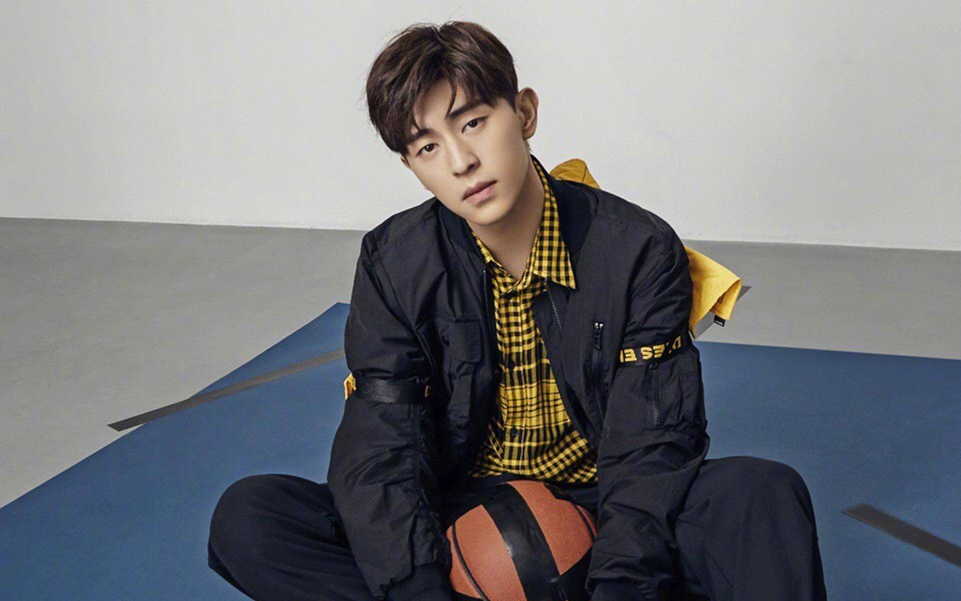 本以为邓伦的颜值是后天保养,直到看见他母亲,这颜值请原地出道_明星