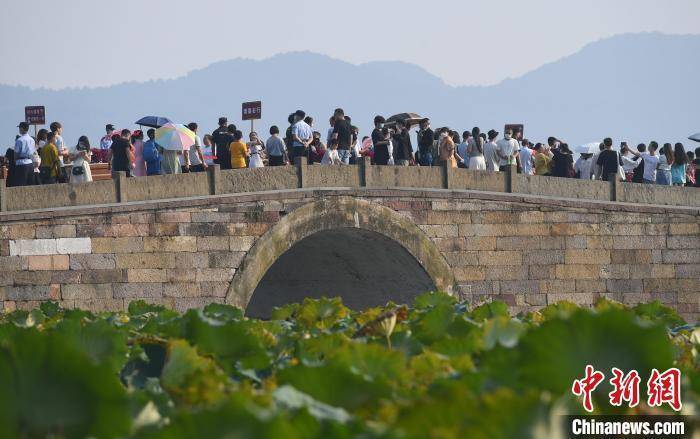 杭州文旅观察：西湖断桥何以“人从众”却不拥堵？