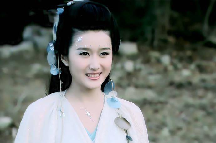 古装剧中白衣造型的女子,古力娜扎可爱,刘诗诗不食人间烟火!