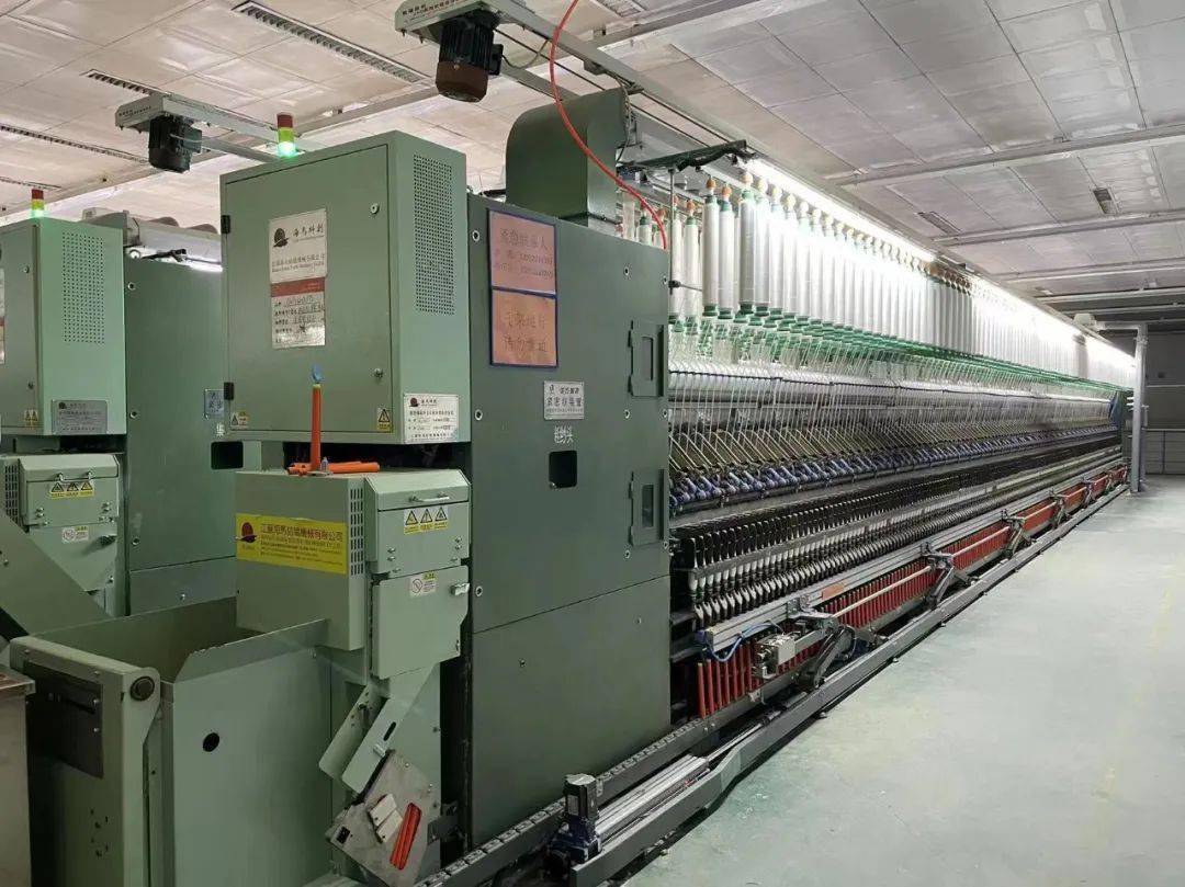 这是继该公司2021年实施第一批细纱机智能集体落纱系统及电子升降系统