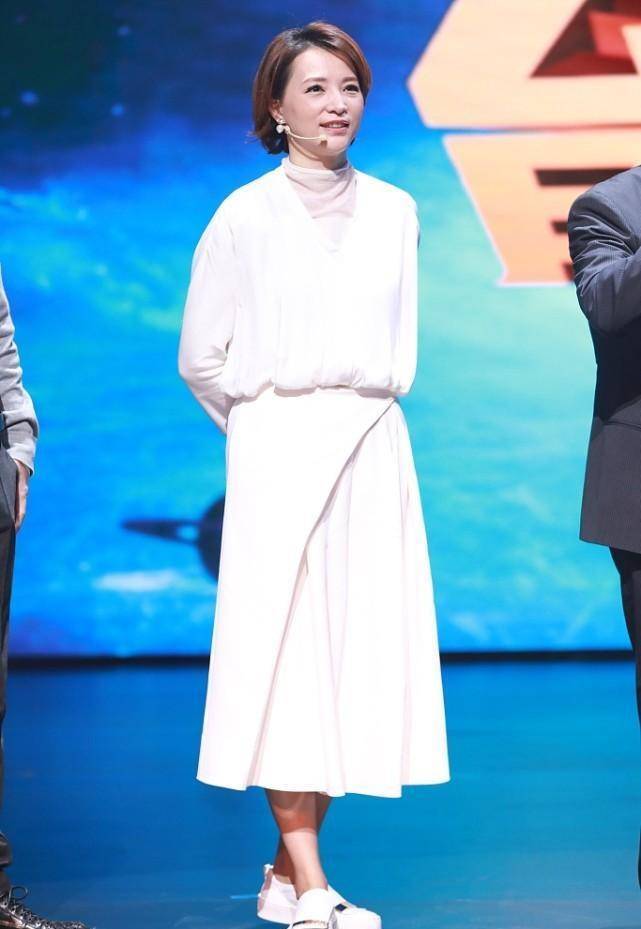 董卿衣品原来这么好,西装配紧身裤优雅干练,这气质真不一般_职场_时尚