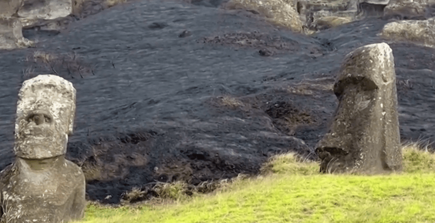 智利复活节岛石像被野火烧焦 破坏程度或无法弥补