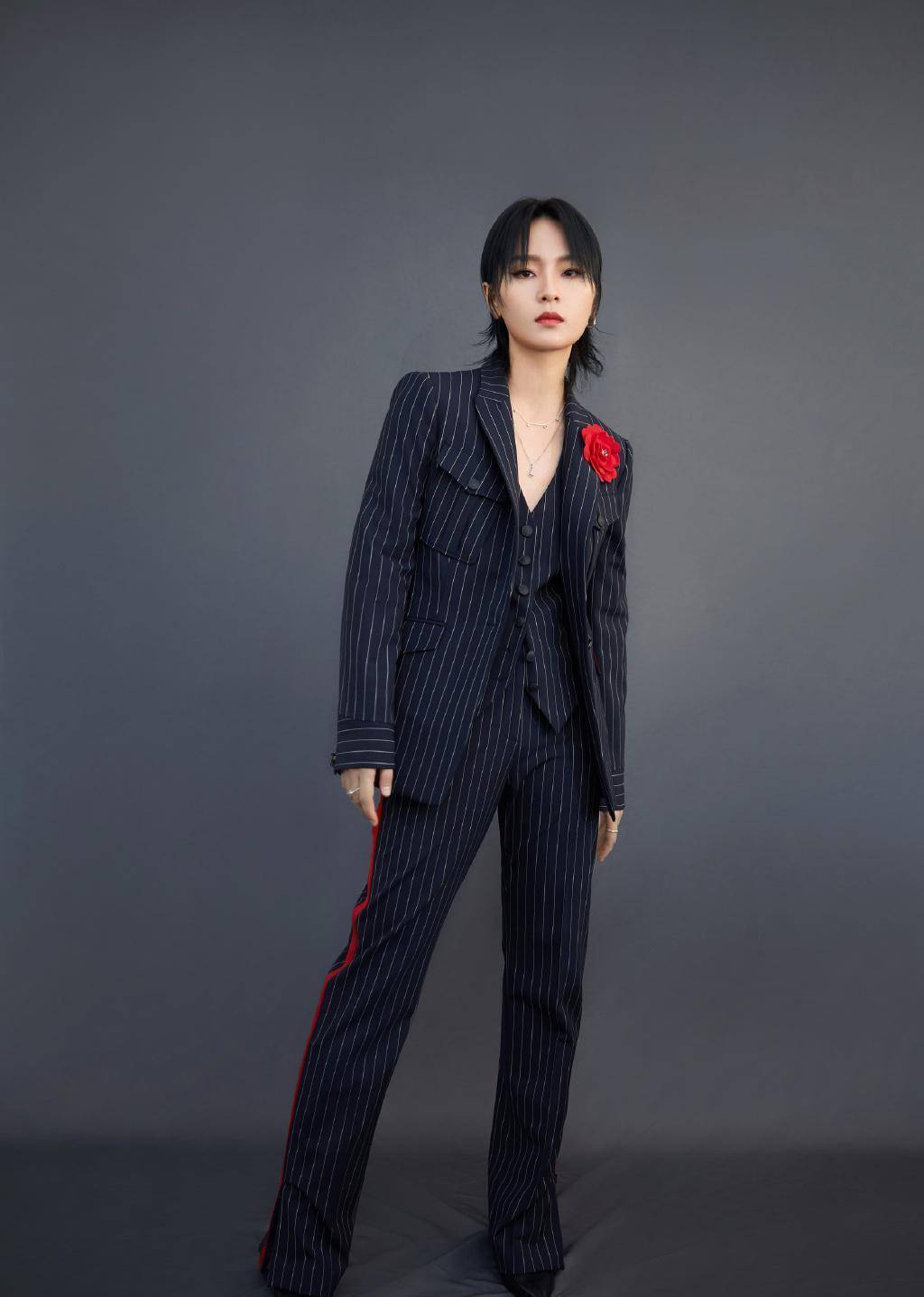 周笔畅穿细高跟鞋出镜,配v领西装和大红色山茶花,女人味爆棚_节目