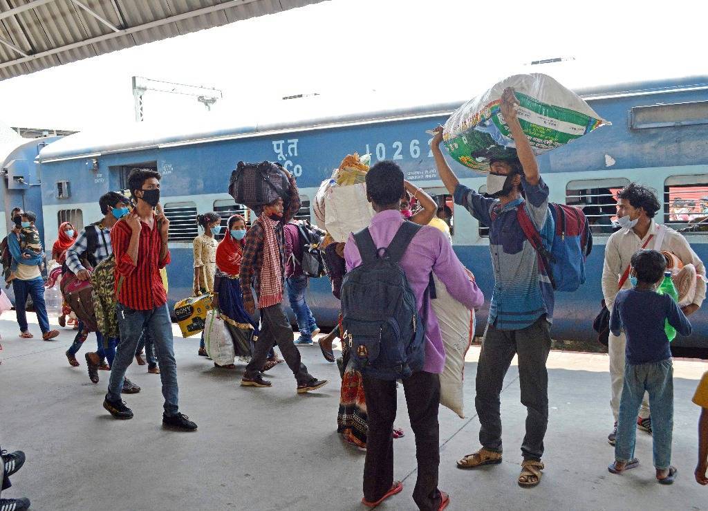 印度新版“半高铁”列车撞牛受损